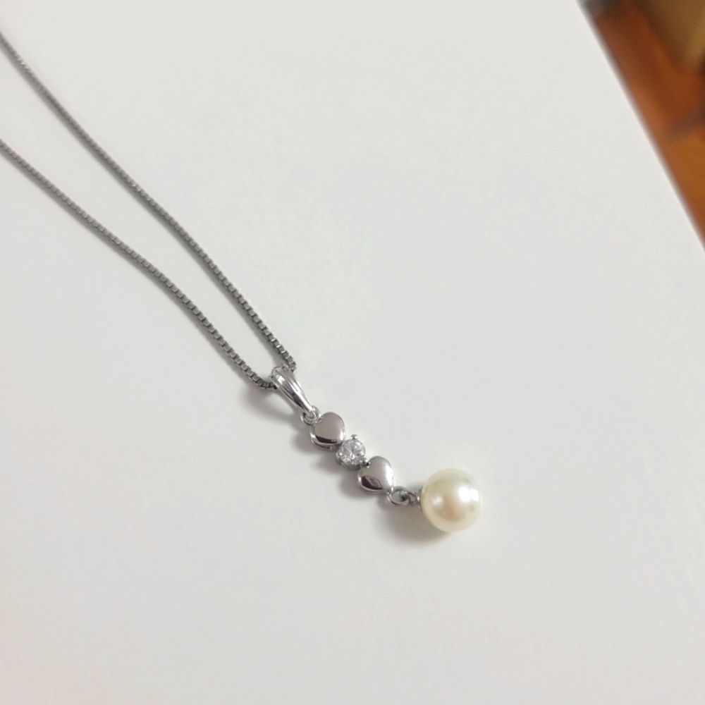 Pearl and silver heart pendant necklace
